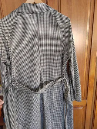 Abrigo largo Stradivarius cuadros blanco y negro