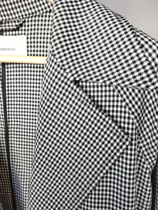 Abrigo largo Stradivarius cuadros blanco y negro