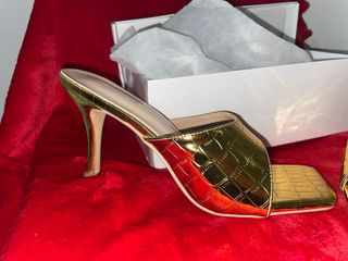 Zapatos de tacón dorados nuevos