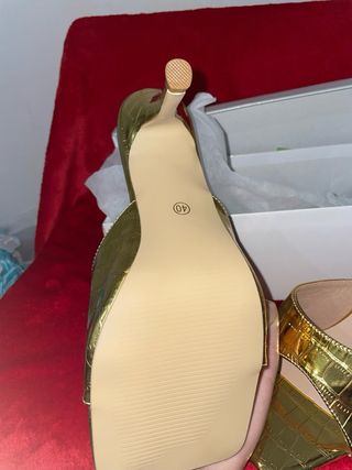 Zapatos de tacón dorados nuevos