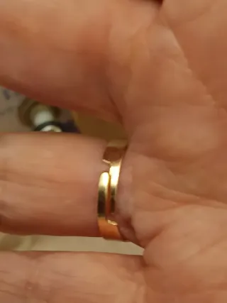 Anillo ajustable con piedra verde y oro