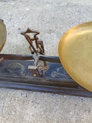 Balanza antigua 2 kg