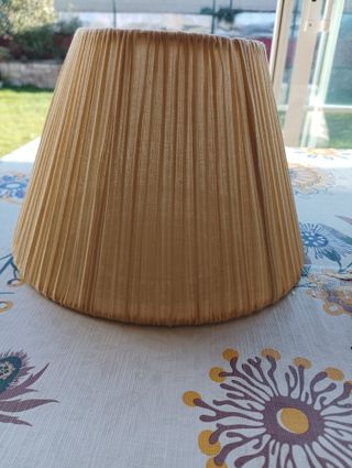 Tulipa de tela plisada beige/dorada