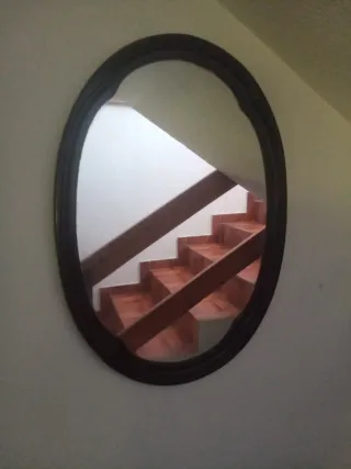 Espejo ovalado de madera y cristal