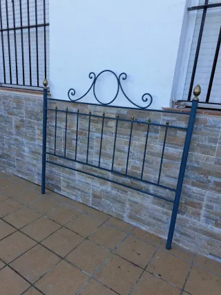Cabecero de forja azul y dorado