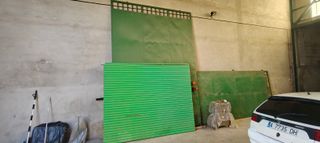 Puertas de hierro verdes