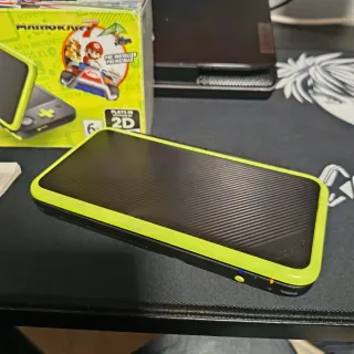 Nuovo Nintendo 2DS XL con scatola