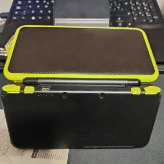 Nuovo Nintendo 2DS XL con scatola