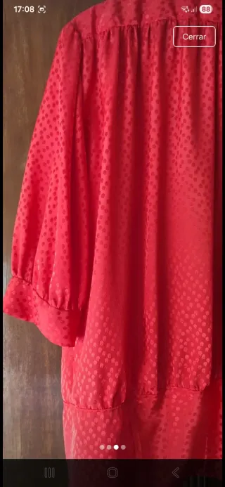 Elegante blusa roja con estampado en brillo.