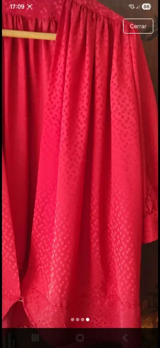 Elegante blusa roja con estampado en brillo.