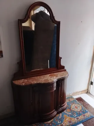 Mueble de entrada antiguo con espejo