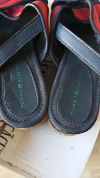 Sandalias Tommy Hilfiger Cuña Azul y Rojo