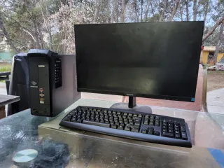 Packard Bell PC + Pantalla Philips 24 + teclado.