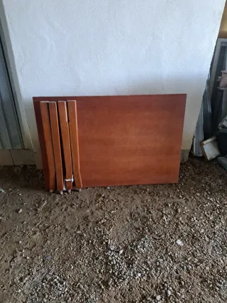 Mesa de salón de madera