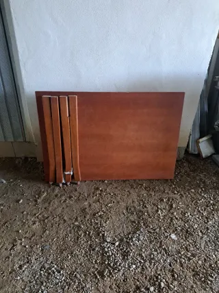 Mesa de salón de madera