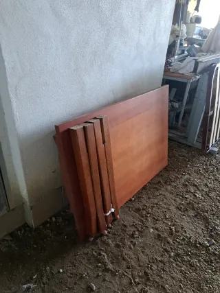 Mesa de salón de madera