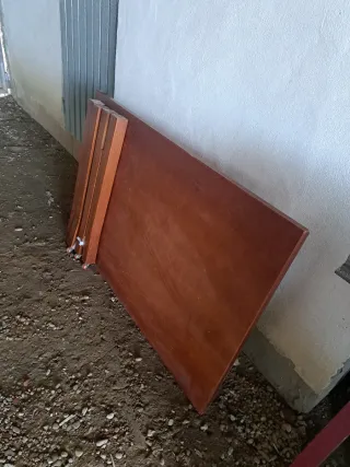 Mesa de salón de madera