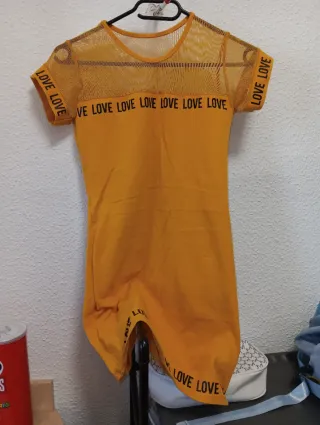 Vestido amarillo con estampado LOVE