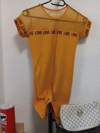 Vestido amarillo con estampado LOVE