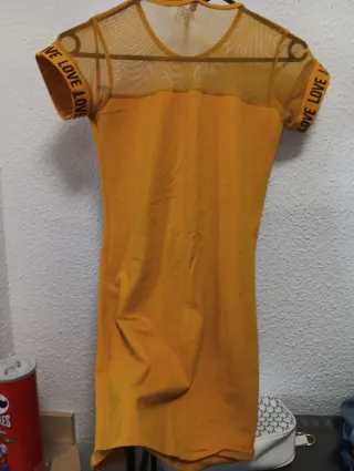 Vestido amarillo con estampado LOVE