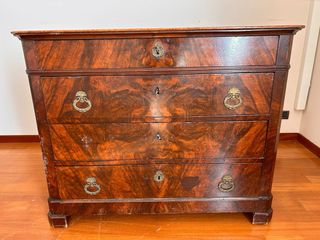 Cassettiera in legno con maniglie dorate