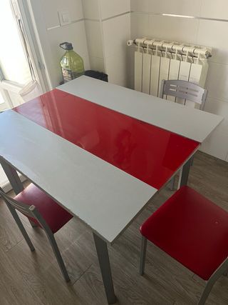 Mesa de cocina gris y roja