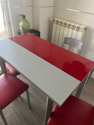 Mesa de cocina gris y roja