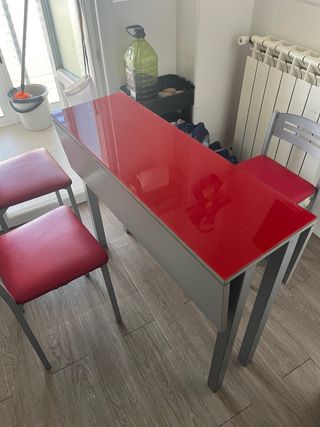 Mesa de cocina gris y roja