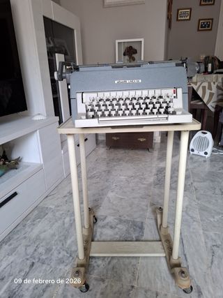 Máquina de escribir Olivetti con soporte
