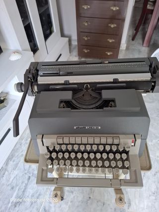 Máquina de escribir Olivetti con soporte