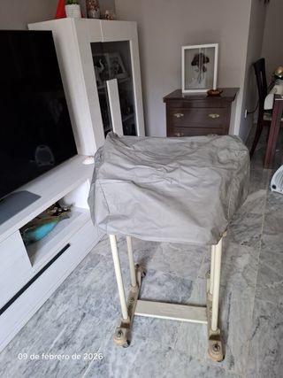 Máquina de escribir Olivetti con soporte