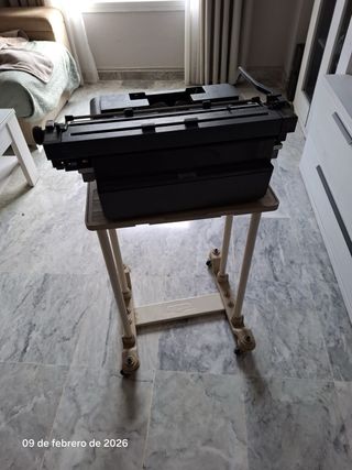 Máquina de escribir Olivetti con soporte