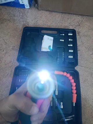 Taladro Inalámbrico con Accesorios