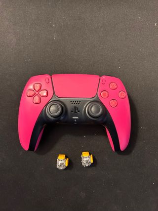Mando PS5 Nova Pink con joysticks magnéticos