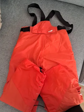 Pantalón esquí naranja con tirantes. Talla 10 años