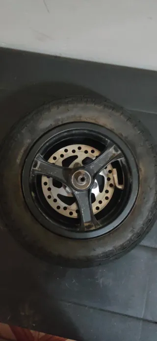 Rueda patinete con disco de freno