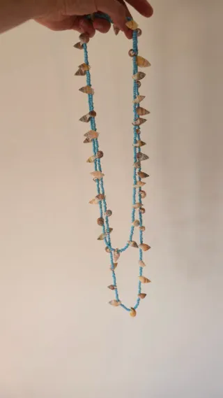 Colar de conchas e contas azuis