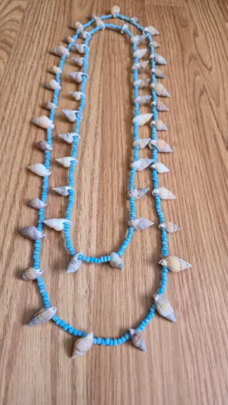 Colar de conchas e contas azuis
