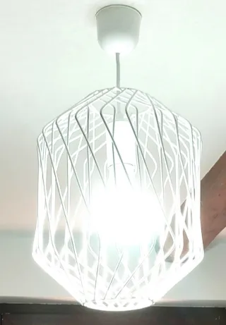 LÁMPARA DE COLGAR METÁLICA.