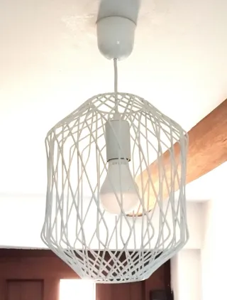 LÁMPARA DE COLGAR METÁLICA.