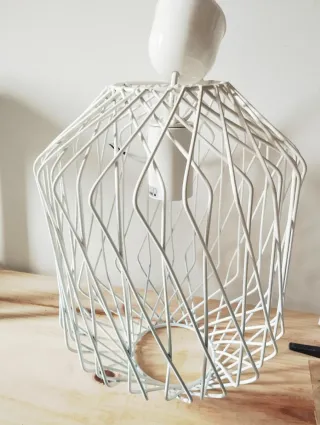 LÁMPARA DE COLGAR METÁLICA.