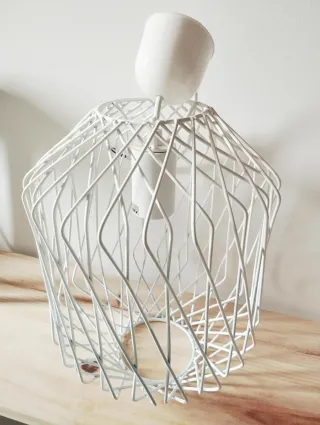 LÁMPARA DE COLGAR METÁLICA.