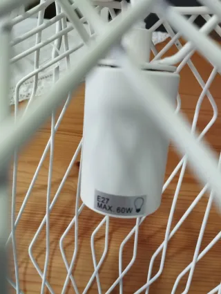 LÁMPARA DE COLGAR METÁLICA.