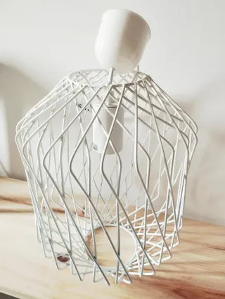 LÁMPARA DE COLGAR METÁLICA.