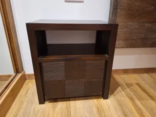 Cabecero de madera rústico y mesitas