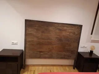 Cabecero de madera rústico y mesitas