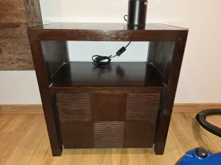 Cabecero de madera rústico y mesitas