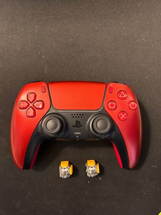 Mando PS5 Volcanic Red con joysticks magnéticos