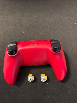 Mando PS5 Volcanic Red con joysticks magnéticos