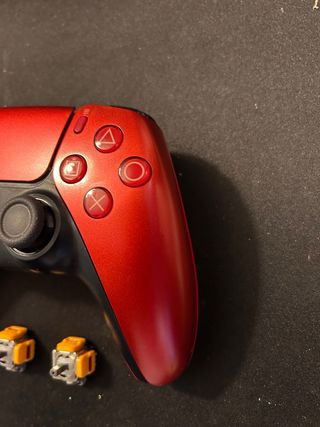 Mando PS5 Volcanic Red con joysticks magnéticos